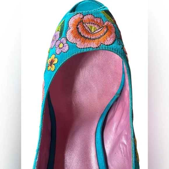 Betsey Johnson Embroidered Floral Teal Heels size 8 - Picture 5 of 9
